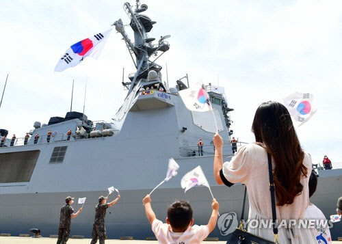 대한민국 해군 환태평양훈련전단이 다국적 해상훈련인 2022 환태평양훈련 참가를 위해 지난 5월 31일 제주 해군기지에서 출항했다. 사진은 이날 환태평양훈련전단 환송식에서 해군 장병들을 환송하는 가족들. ※이 사진은 기사와 직접 관련이 없음. <해군 제공>
